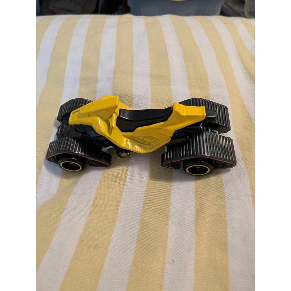 2014 Hot Wheels CFG95 Jet Ski on Wheels Yellow Black Die Cast 1/64 Scale Toy